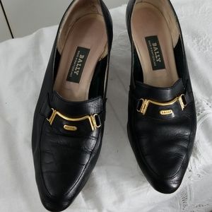 Glove soft leather low heeled pump